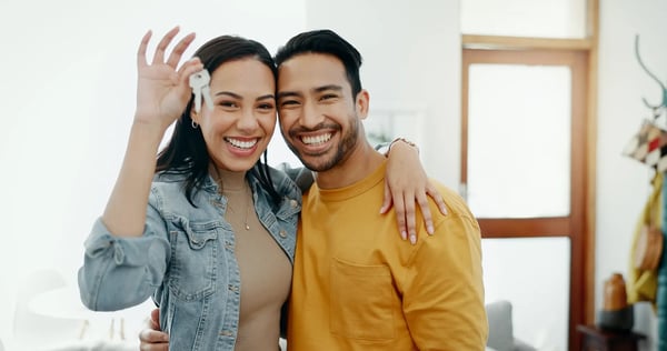 couple-with-keys-new-house